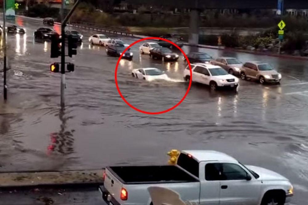 Automobil ili amfibija? Lamborgini do guše u vodi! (VIDEO)