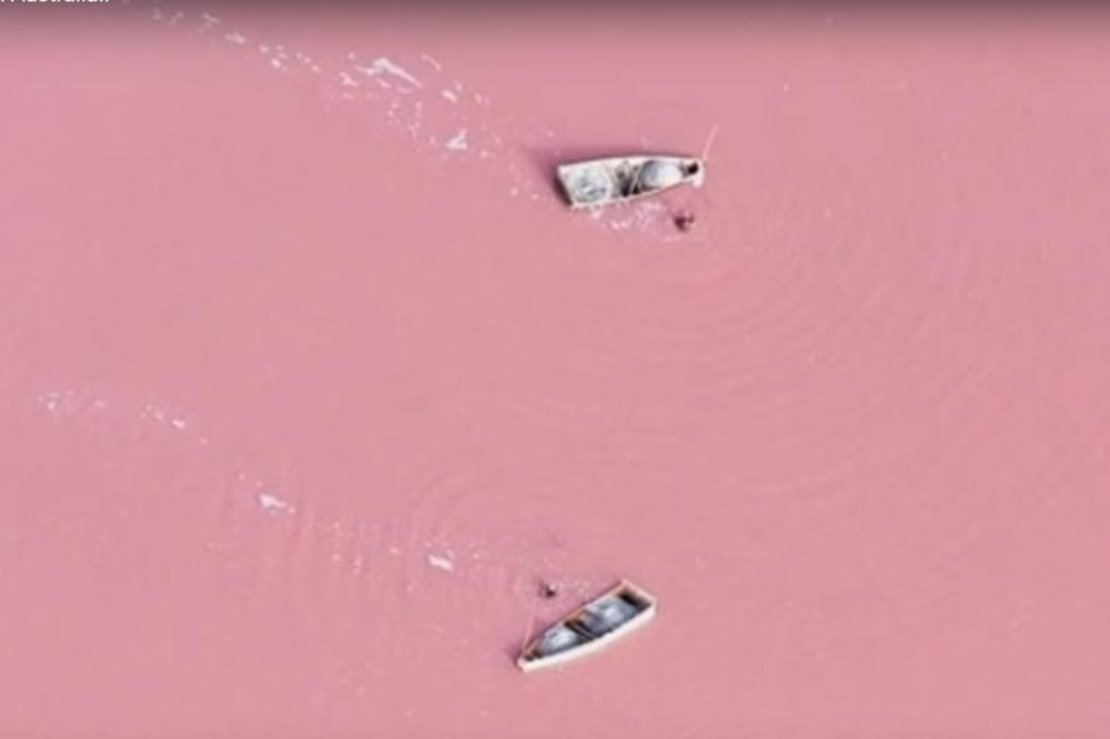 Kao da se kupate u voćnom jogurtu od jagode: Ružičasto jezero Retba u Senegalu (VIDEO)