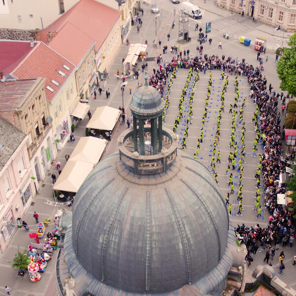 Maturanti Sremske Mitrovice Tradicionalno Zaplesali Na Gradskom Trgu