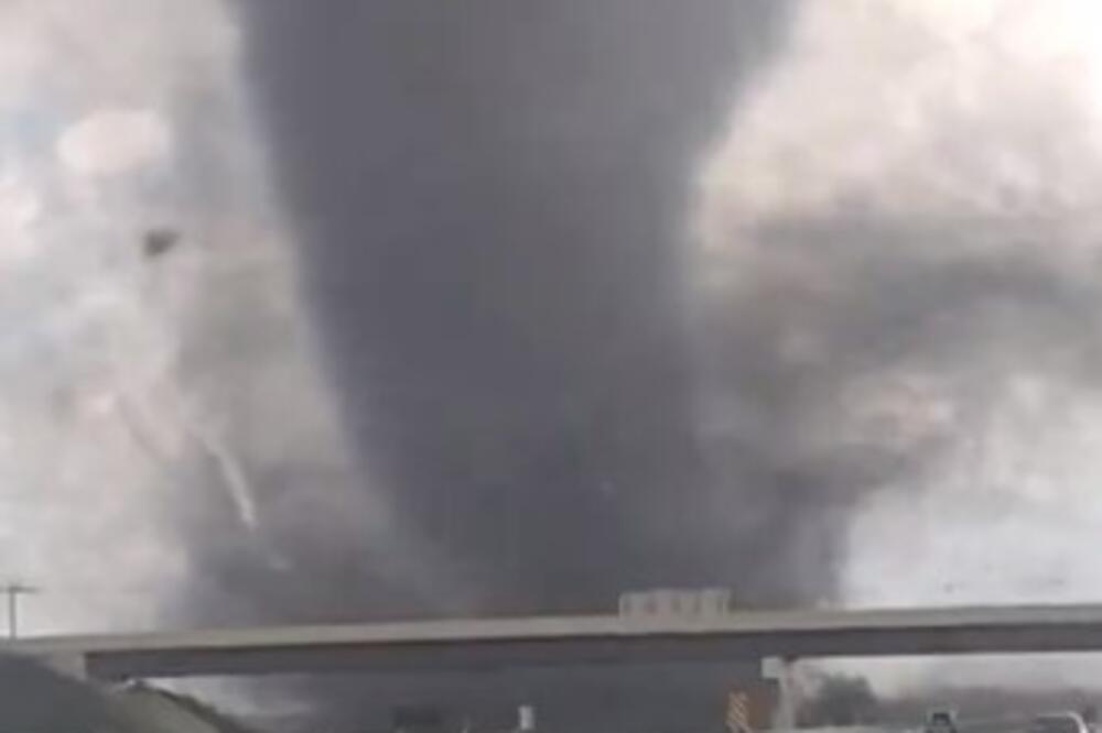 STRAŠAN PRIZOR ŠOKIRAO AMERIKANCE: Tornado besni zemljom, troje ljudi POGINULO! (VIDEO)