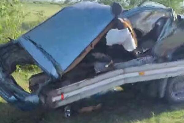 MLADIĆU (23) SE BORE ZA ŽIVOT! Teška nesreća kod Zrenjanina, vozilo u potpunosti uništeno (VIDEO)