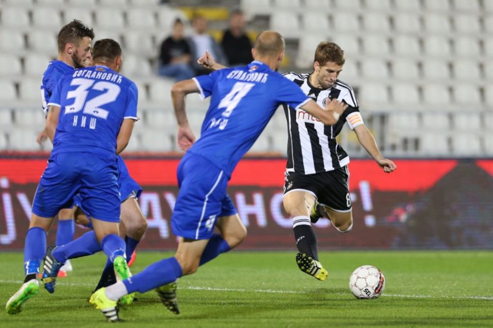 PARTIZAN SVE DALJE OD VRHA: Mreže mirovale u Humskoj, Zvezda na +10! (FOTO) (VIDEO)