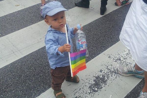 NIKOLA JE NAJMLAĐI UČESNIK PARADE: Ima godinu i po i podržava gejeve! (FOTO)