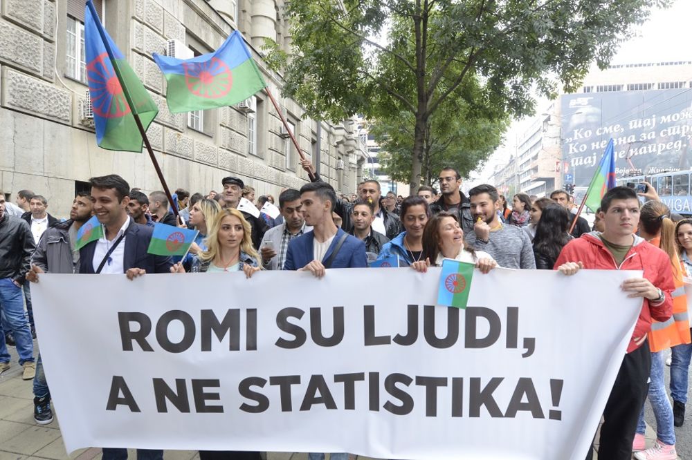 ODRŽAN PRVI ROMA PRAJD: Romi prošetali Beogradom! (FOTO)