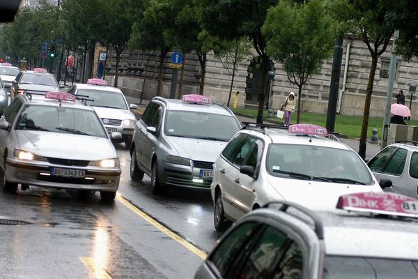 TAKSISTA UBIO OD BATINA KOMUNALNOG POLICAJCA: Žestoka makljaža u centru BG!