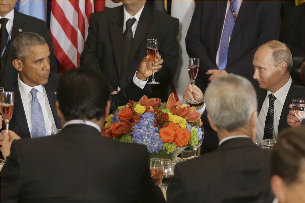 TOČILO SE RUJNO VINO: Obama i Putin - ko koga sme da pogleda u oči! (FOTO)