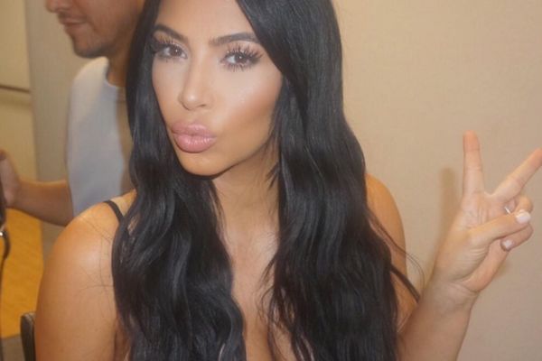 Kim Kardašijan skinula mrak sa rođakom čuvenog pevača! I to u osnovnoj! (FOTO)