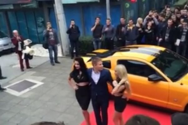 Kakav je ovo car: Na diplomski stigao u mustangu s dve seksi cice! (VIDEO)