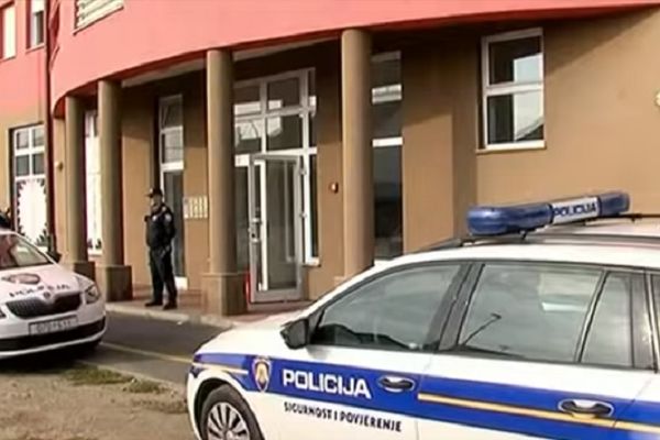 Našao cimera u krevetu sa muškarcem, izbo ga, skinuo se go, pa se bacio sa zgrade! (VIDEO)