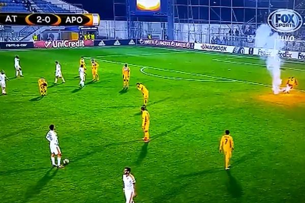 Navijači divljali i u Grčkoj: Utakmica Asteras - APOEL prekinuta zbog ubacivanja baklji! (VIDEO)