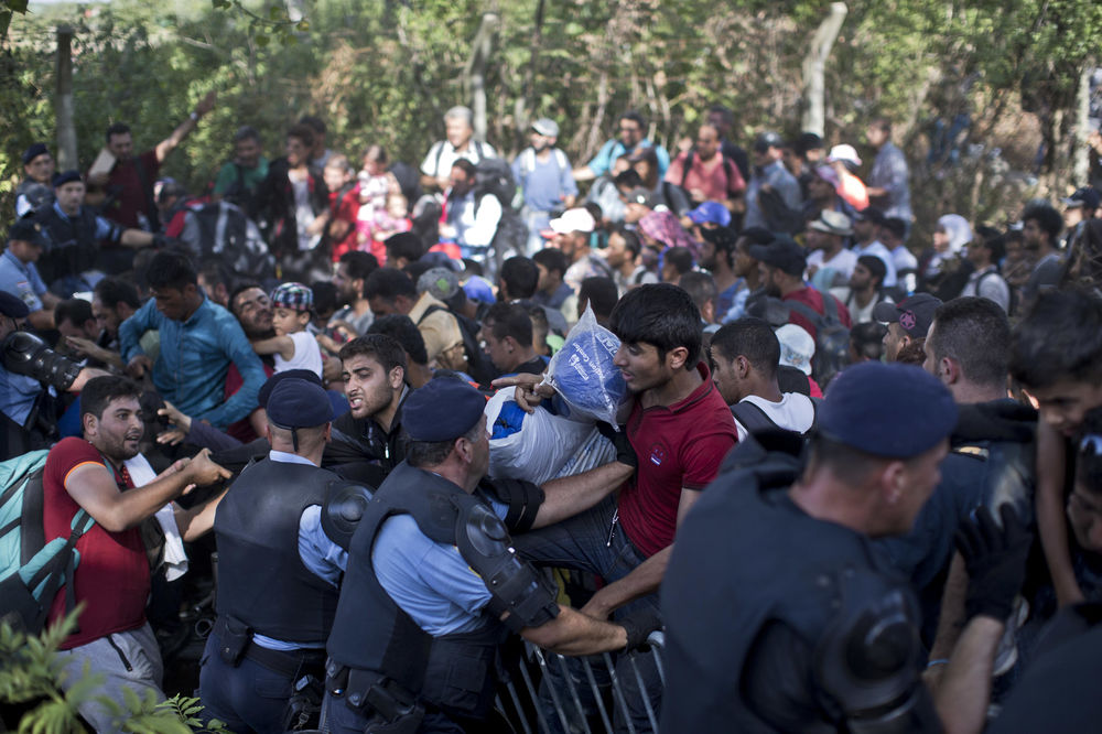 FRKA U HRVATSKOJ: Migranti PROBILI kordon policije, Hrvati ih vraćaju u Srbiju! (FOTO) (VIDEO)