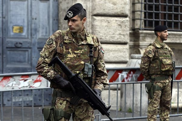 Sirijac, Francuz i jedna žena identifikovani kao džihad teroristi u Parizu! (FOTO)