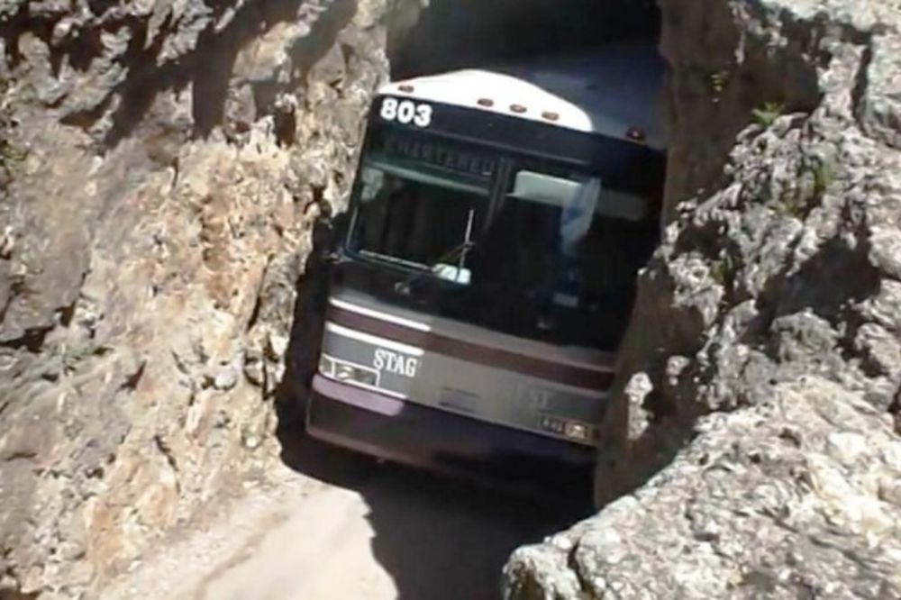 Opasno je lud: Neustrašivi vozač autobusa provlači se kroz uski tunel svaki dan! (VIDEO)