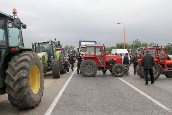 Dalje nećete moći: MUP ne da seljacima da protestuju traktorima u Beogradu!