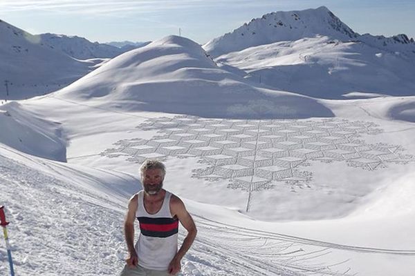 Upoznajte Snežnog umetnika: Hodanjem po snegu pravi murale! (FOTO)