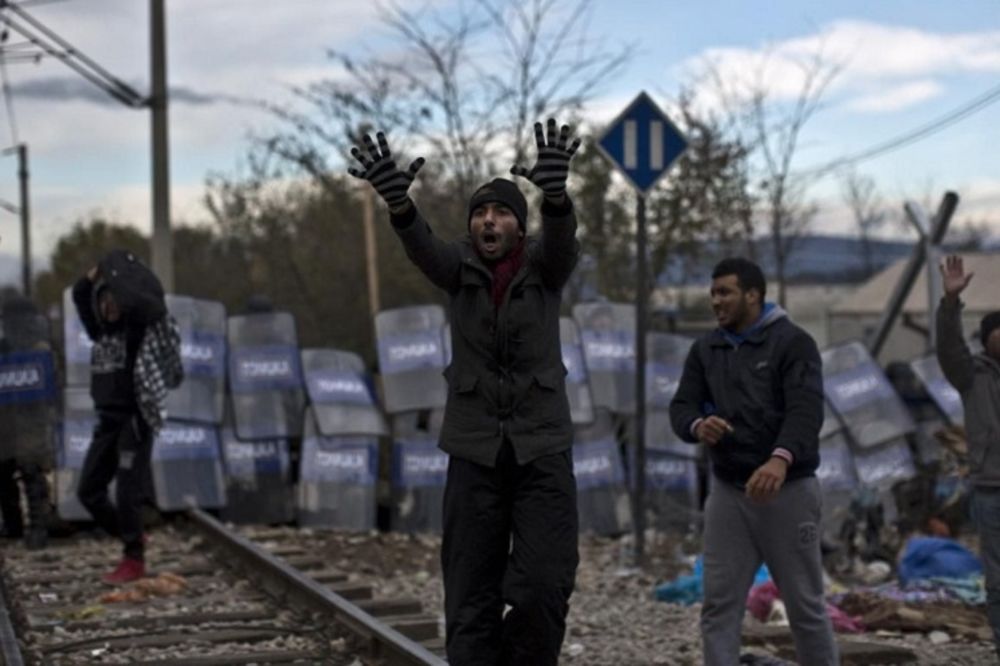 Suzavcem i vodenim topovima na migrante kod Đevđelije! (FOTO)