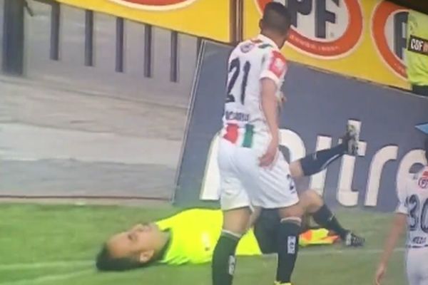 Sudija, pa ni Ronaldo se ne bi tako isfolirao kao što si ti! (VIDEO)