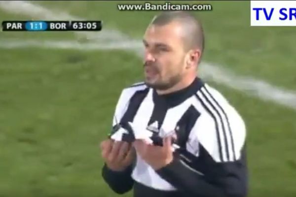 Božinov se opet obrukao: Bio je 1 na 1 sa golmanom i nije pogodio ni okvir gola! (VIDEO)