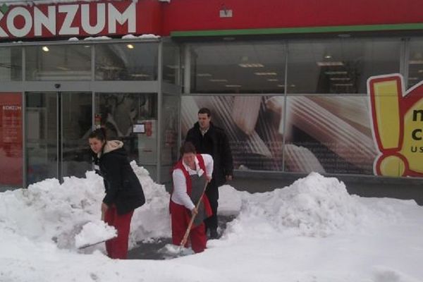 ​Radnice čiste, a mudonja im komanduje: Ova fotka napravila je haos na društvenim mrežama!