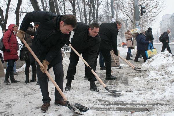 Kome lepše stoji lopata, Malom ili Vulinu? I šta na to kaže Toma Nikolić? (FOTO)