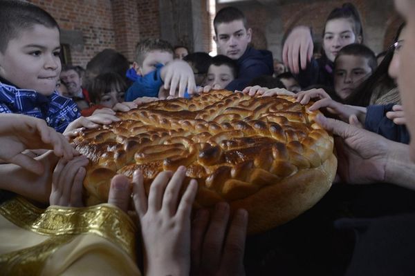 Šta simbolizuje Božić i zašto se slavi? Ko izvuče novčić iz česnice imaće sreće cele godine!