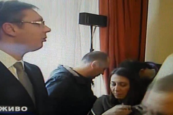 Dajte vode odmah! Novinarki pozlilo dok je Vučić pričao! (VIDEO)