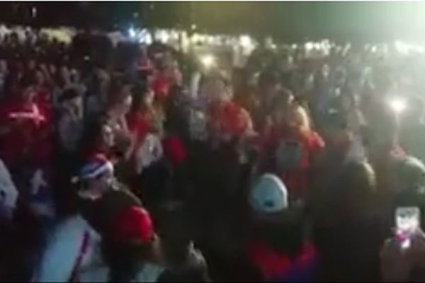 A u Melburnu piči srpsko kolo: Novakovi navijači slave ispred Rod Lejver arene! (VIDEO)