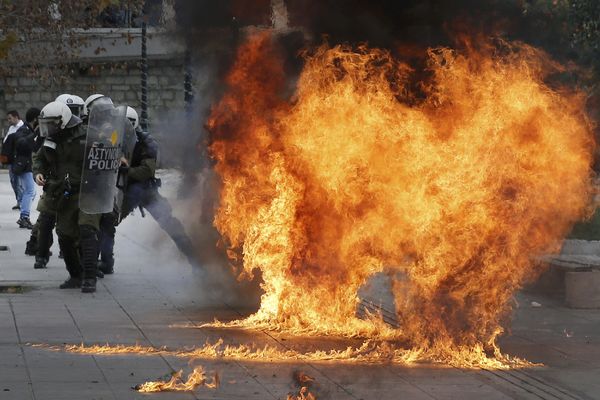 Atina ponovo gori: Molotovljevim koktelima na Vladu! (FOTO)