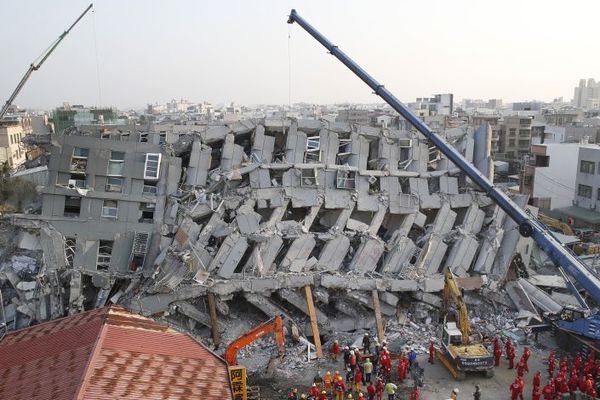 100 ljudi zarobljeno pod ruševinama, dve osobe spasene (FOTO)