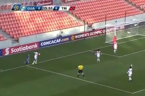 Mislila je da je lopta izašla u gol aut, a u stvari je napravila penal! (VIDEO)