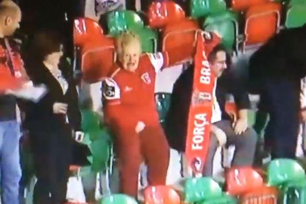 Nepristojna baka: Navijačica Benfike proslavila gol hvatanjem za međunožje! (VIDEO)