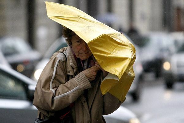 Leteće krovovi, olujni vetar divljaće Srbijom: Žuti alarm na snazi zbog strašnog vremena!