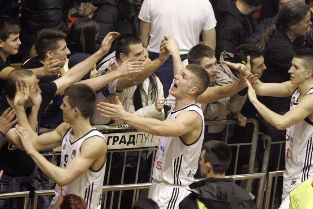 Partizan moli navijače: Nemojte vređati Vučića, on nam pomaže!