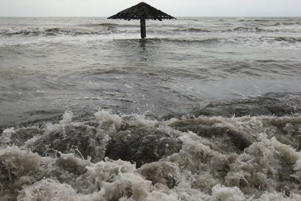 Snažan zemljotres pogodio obalu Indonezije, proglašena opasnost od cunamija!