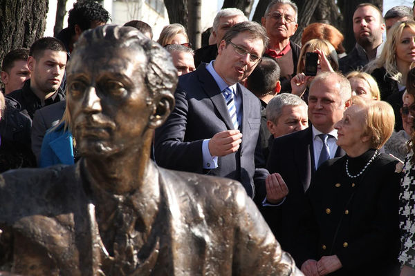 Premijeru dobacivali: Vučiću, pederu, on se ironično smeškao! (FOTO)