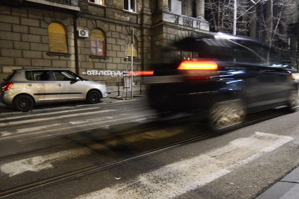 Ova baka iz BG-a je gurala sama svoj auto na Bulevaru, a onda su došli oni i ova priča je postala hit na netu!