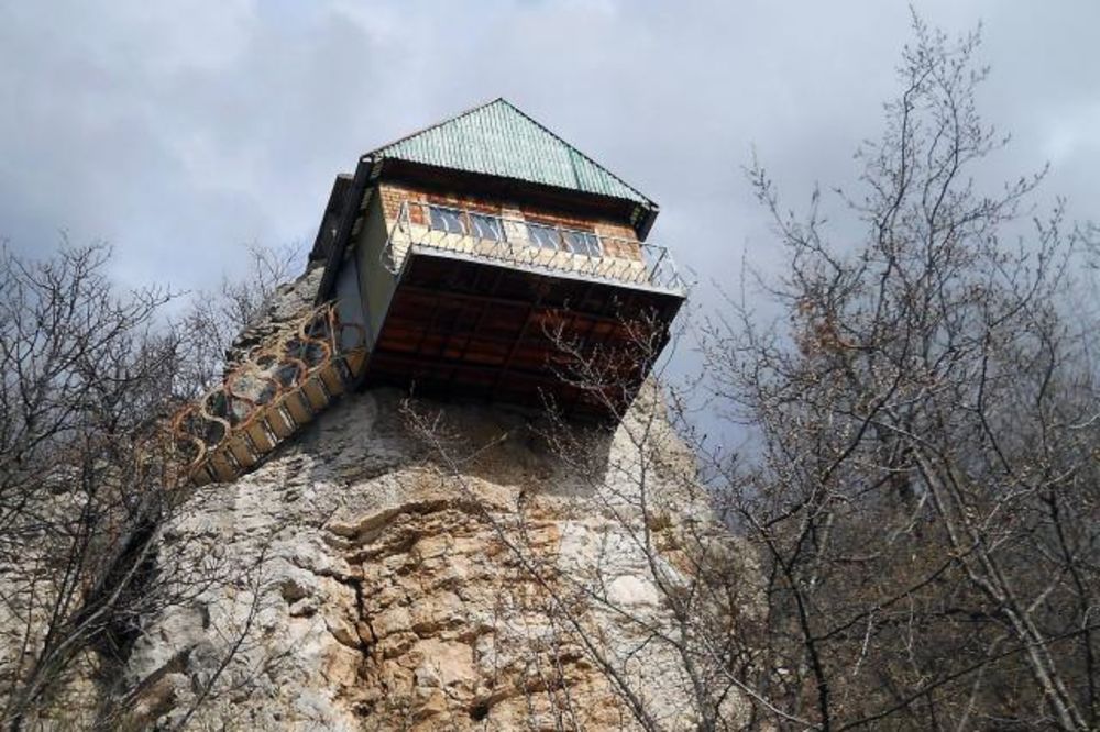 Visi u vazduhu: Nestvarna kuća izgrađena na steni, a u njoj živi starac Mika! (FOTO)