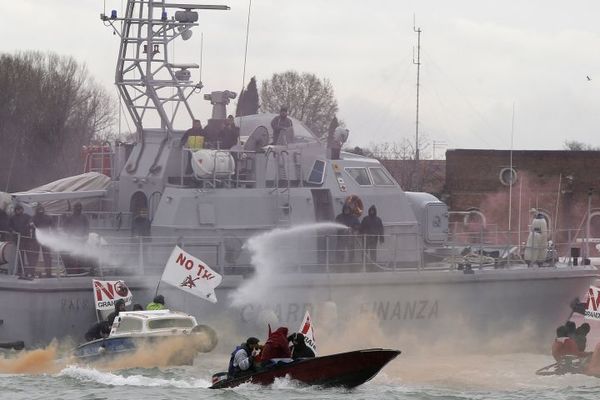 A ovako izgleda protest na vodi: Dimne bombe i vodeni topovi u Venecijanskom zalivu (FOTO) (VIDEO)