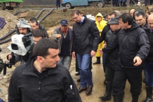 Šta taj čovek radi tu? Vučić obilazi Lučane, u stopu ga prati... (FOTO)