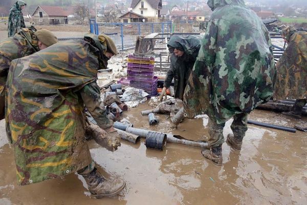 Kiša ne prestaje: Štab za vanredne situacije šalje dodatno ljudstvo na najkritičnija mesta u Srbiji! (FOTO)