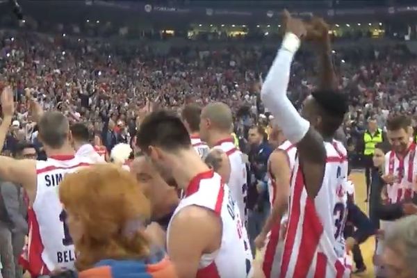 Kvinsi Miler upao u trans i zapevao kada su Delije zagrmele: Zgazi ih sve! (VIDEO)