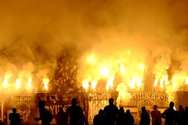 Bakljada Grobara prekinula derbi kola na Banovom brdu! (VIDEO)