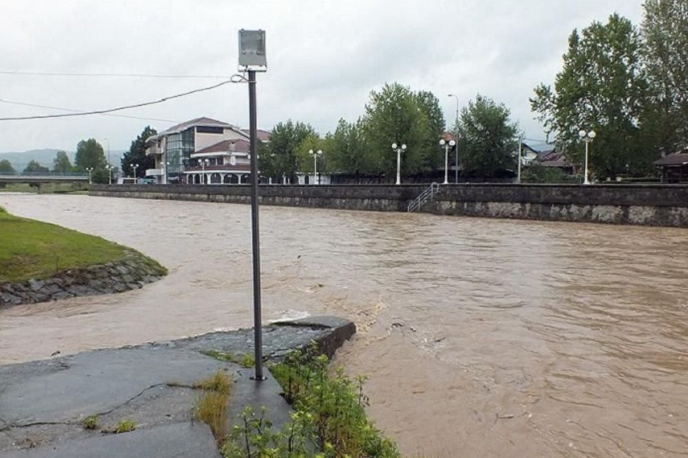 Sprečena tragedija: Žena pokušala da se ubije skokom u reku Vlasinu! (FOTO)