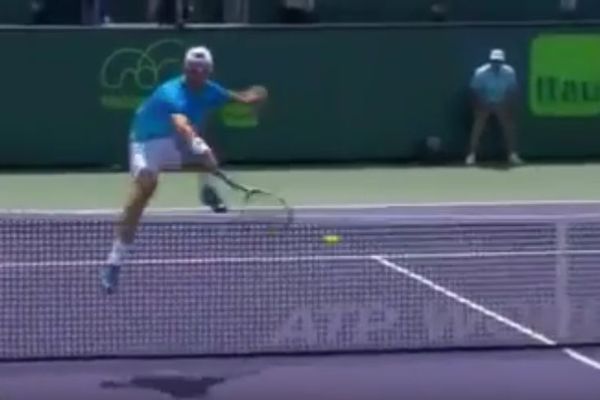 Troicki nasmejao publiku u Majamiju: Preskočio mrežu u pokušaju da uhvati volej! (VIDEO)