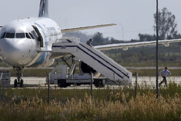 Talačka kriza uspešno okončana, uhapšen otmičar aviona (FOTO) (VIDEO)