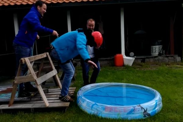 Smejaćete se, a biće vam ga žao! Kakvi ortaci mogu ovako nešto da urade na momačkoj večeri? (VIDEO)