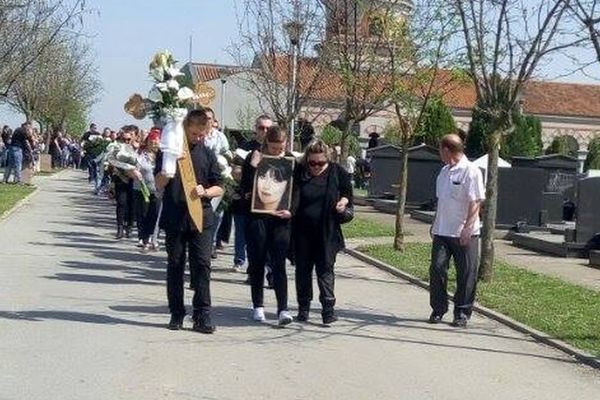 More suza: Svekar i muž predvode kolonu do groba, krst nosi sin iz prvog braka (FOTO)