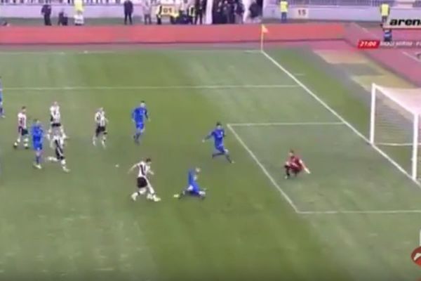 Ajde ti, momak, po burek, a čika Sale će da postigne gol! (VIDEO)