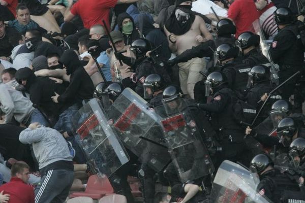 Krv, razbijene glave, podlivi i hematomi: Brutalne fotografije okršaja navijača i Žandarmerije! (FOTO)