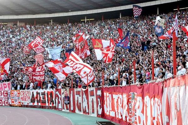 Zvezda plaća cenu nereda na tribinama: 2 meča bez navijača i 8 hiljada evra kazne!? (FOTO)